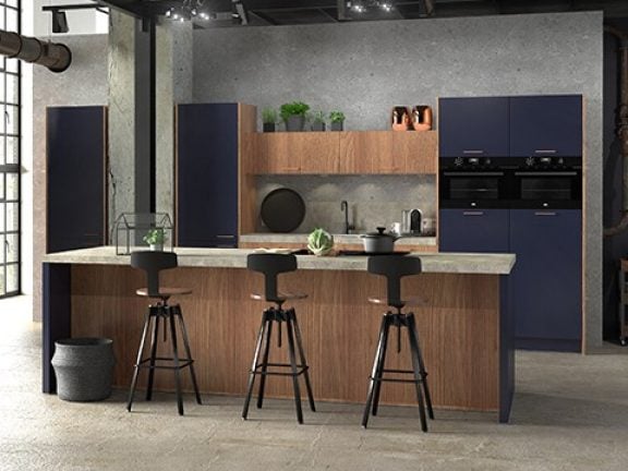 Cuisine industrielle chêne et bleu