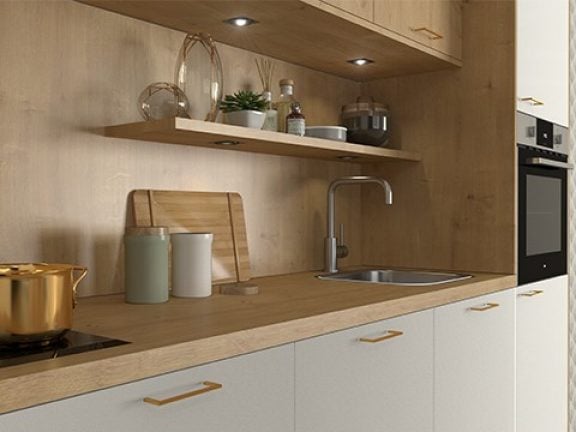 Moderne witte keuken met hout