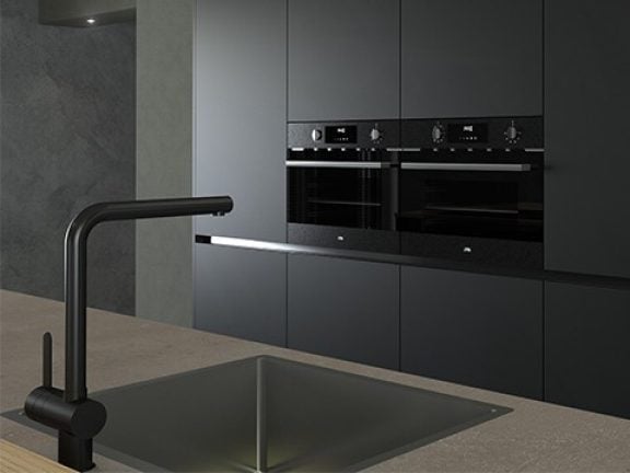 Moderne zwarte keuken met hout