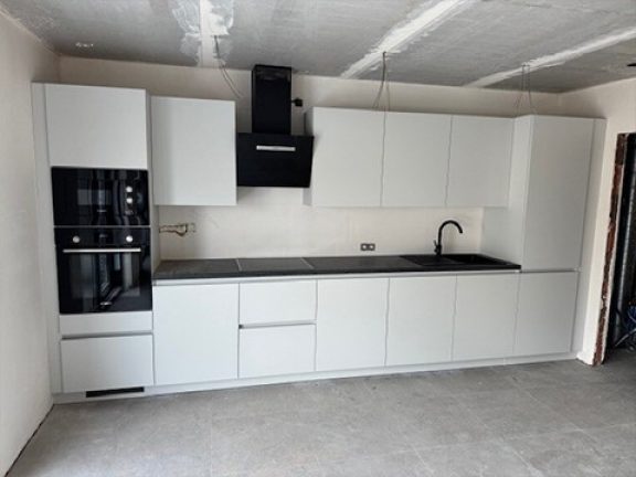 Witte moderne keuken