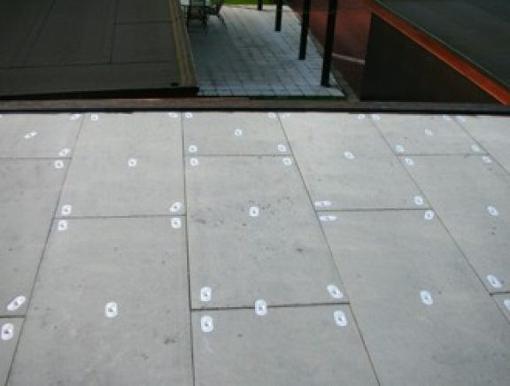 Toiture composée de dalles en béton