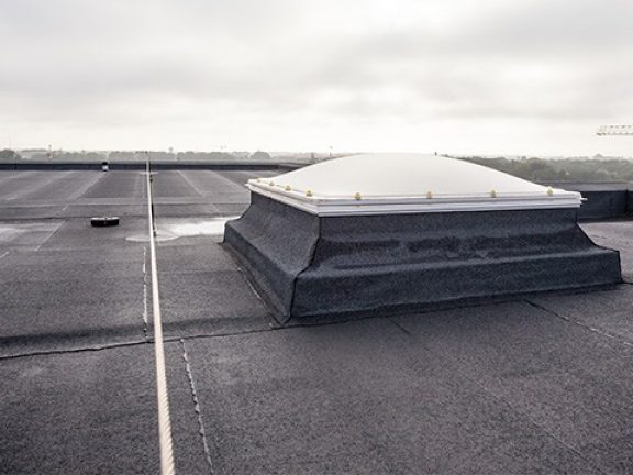 Toit plat avec membrane d'étanchéité et lucarne