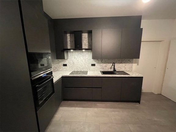 Mat zwarte keuken marmerlook