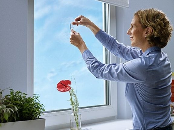 Coller le clou autocollant tesa sur la surface
