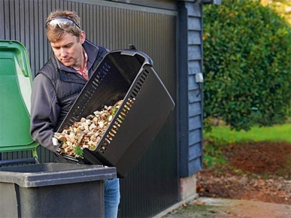 Traitement de feuilles mortes dans un bac vert