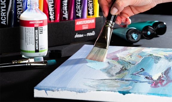 Peinture avec de la peinture acrylique AMSTERDAM