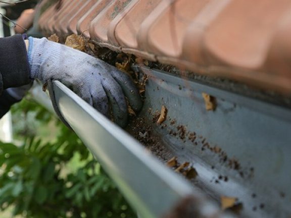 Comment nettoyer une gouttière?