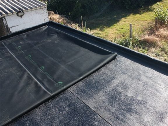 Poser la membrane EPDM sur le toit + la replier à moitié