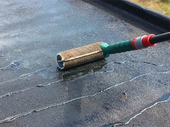 Étaler la colle avec un rouleau