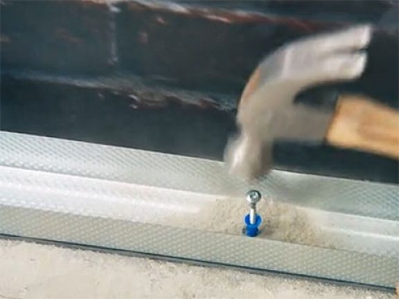 Fixer le profilé horizontal au sol