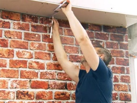 Tracer une ligne parallèle au mur sur le plafond