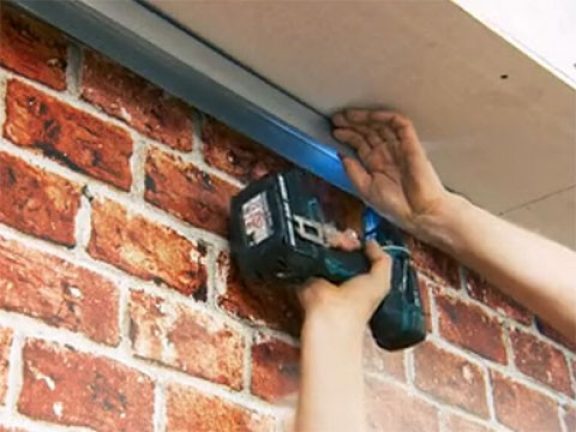 Monter le profilé UW horizontal sur le plafond et fixer les profilés verticaux