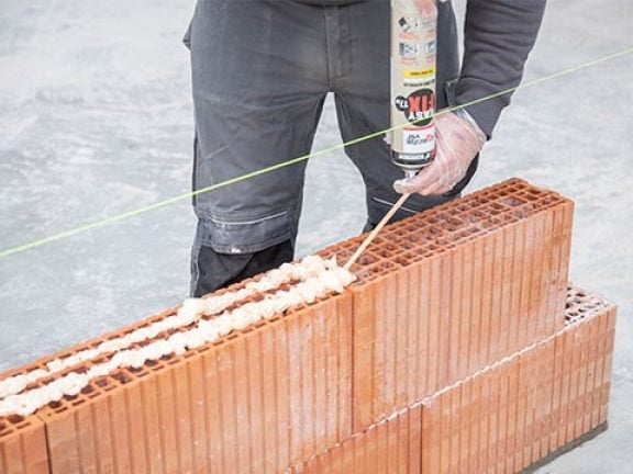 Appliquer des bandes de mousse PU
