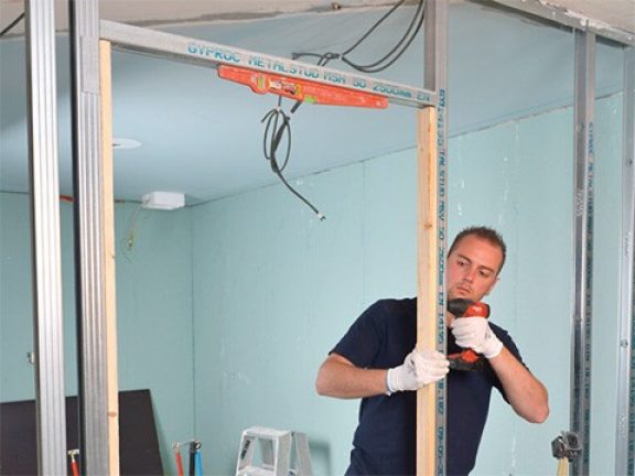 Fixer les lattes en bois
