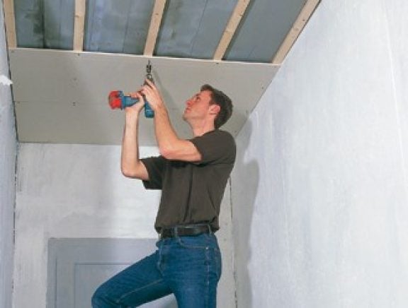 Installer un plafond sur une sous-structure en bois