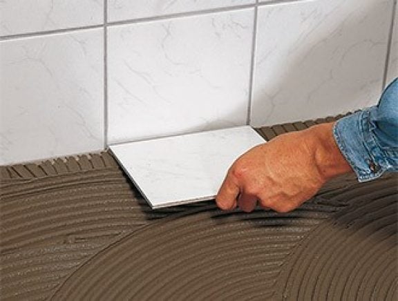Plaquez le carrelage dans la colle