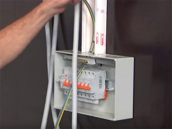Dirigez les câbles électriques vers le coffret de distribution