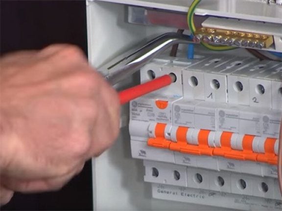 Branchez les circuits sur les fusibles