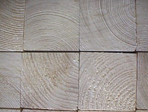 Placez les pièces de bois à angle droit les unes par rapport aux autres