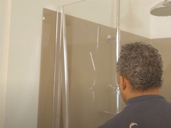 Fixez la paroi en verre