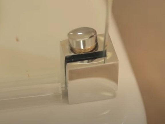 Fixez le fond de la paroi vitrée