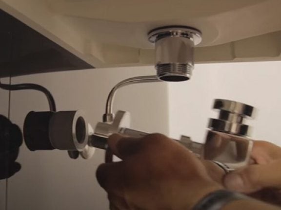 Installez la crépine et le siphon