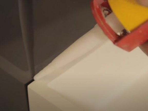 Montez le tuyau d'évacuation et appliquez du silicone sur les joints