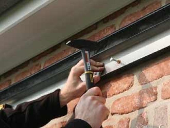 Fixer les chevilles à clouer