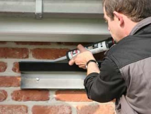 Sceller le joint avec du silicone