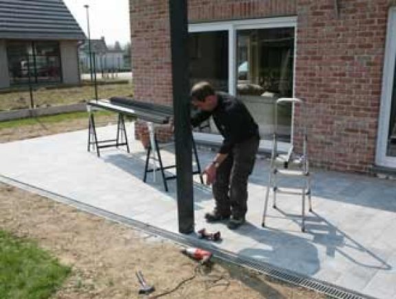Fixer le piquet sur la terrasse