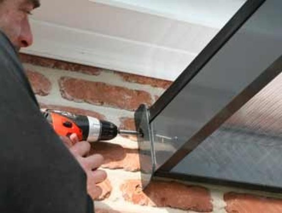 Fixer la plaque de finition