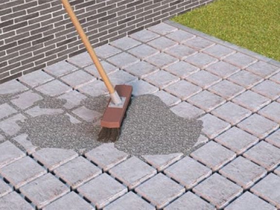Betonstraatstenen inkeren met voegzand