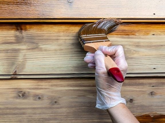 Houten tuinhuis beitsen