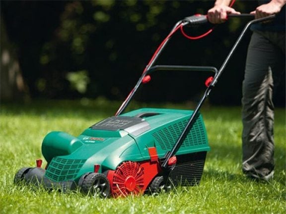 Gazon verticuteren met verticuteermachine