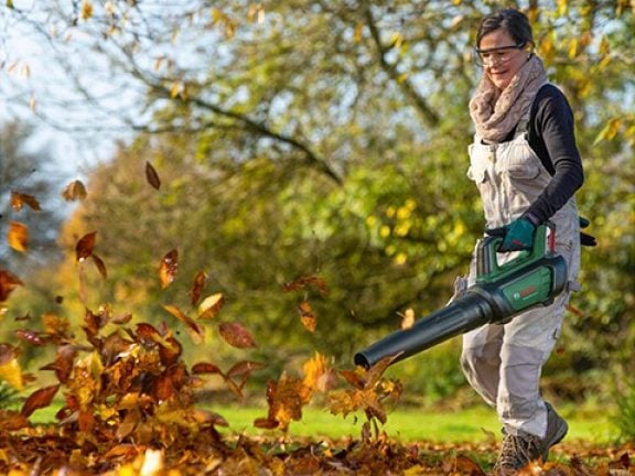 Bladeren verzamelen met bladblazers