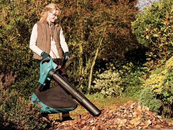 Bladeren wegvegen met bladblazer