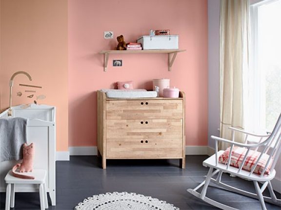 Zalmroze babykamer
