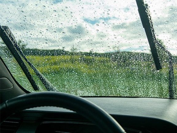 Essuie-glaces de pare-brise en cas de pluie 