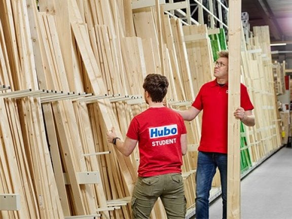 Hubo jobstudent helpen in winkel